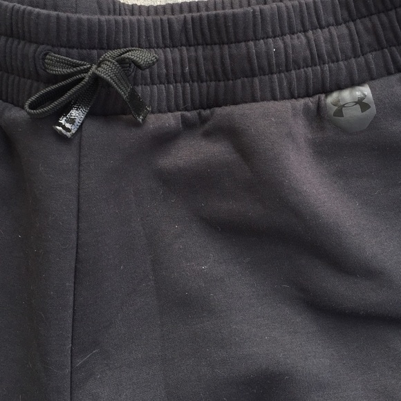 Under Armour || Fitted woman’s Black sweatpants size large - Picture 3 of 11